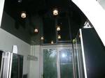 Черный-зеркальный подвесной потолок для кухни с встроенной подсветкой.